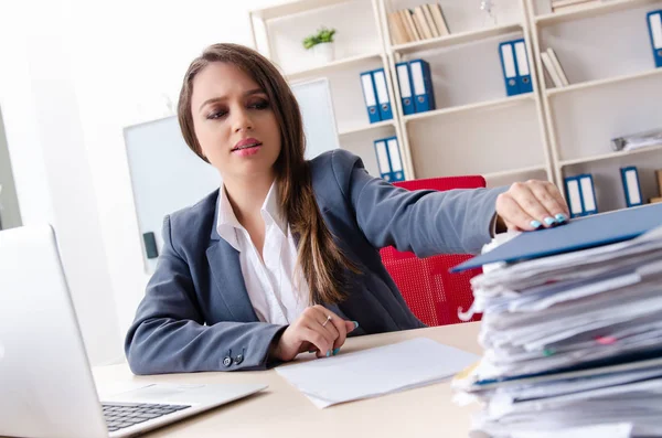 Hermosa empleada infeliz con el trabajo excesivo — Foto de Stock