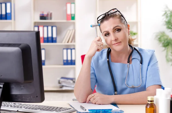 Female doctor neurologist working in the clinic — Stock Photo, Image