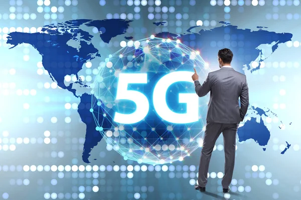 5g Internet kavramı düğmelere basarak işadamı ile