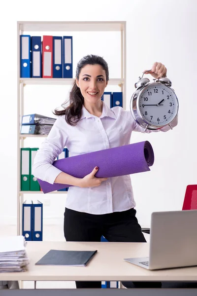 Giovane dipendente donna che fa esercizi in ufficio — Foto Stock