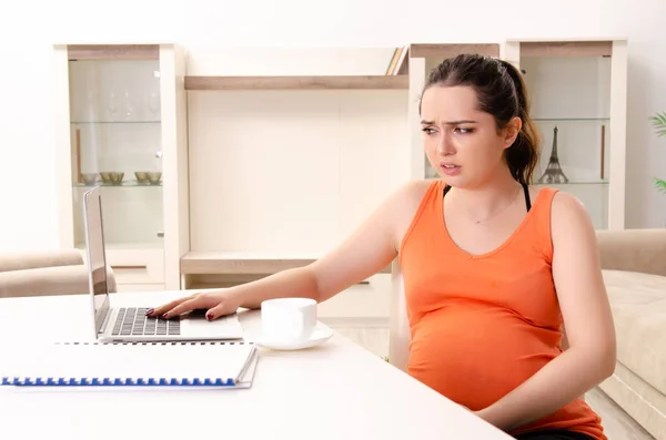 Jonge zwangere vrouw thuis werken — Stockfoto