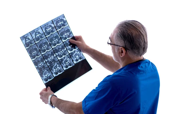 White Brodaty stary lekarz radiolog pracy w klinice — Zdjęcie stockowe
