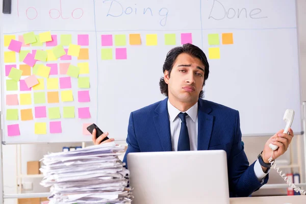 Jeune employé beau devant le tableau blanc avec la liste des choses à faire — Photo