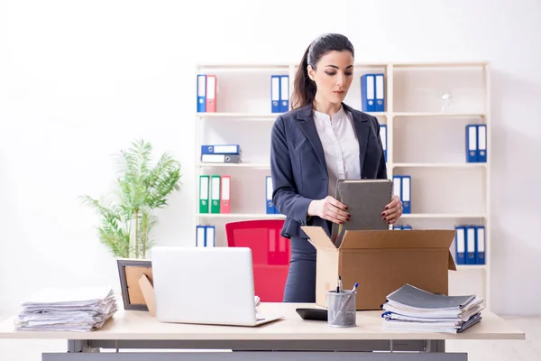 Junge Mitarbeiterin wird von ihrer Arbeit entlassen — Stockfoto