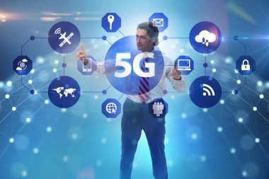 5g Internet kavramı düğmelere basarak işadamı ile