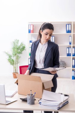 Genç kadın işçiye onu işten ateş olmak