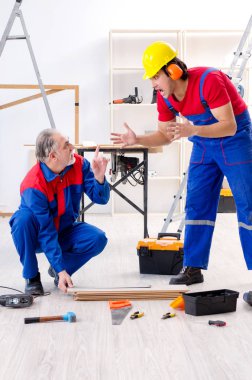 İki profesyonel Müteahhitler evde parke döşeme