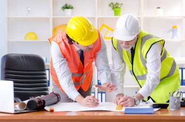 Proje altında çalışan iki mühendis meslektaşı