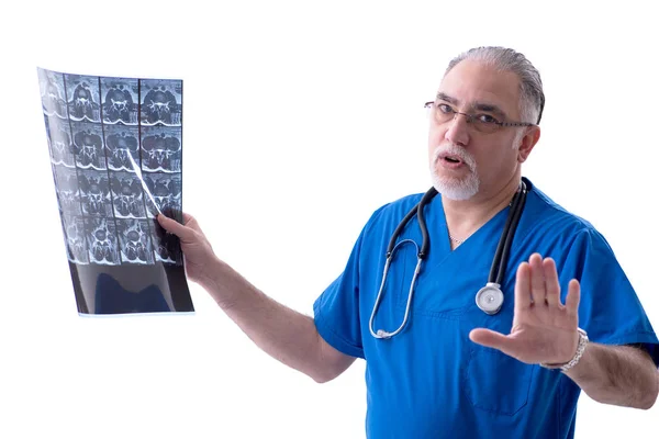 Weißbärtiger alter Arzt Radiologe arbeitet in Klinik — Stockfoto