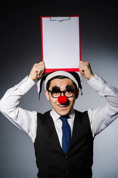 Clown divertente contro sfondo scuro — Foto Stock