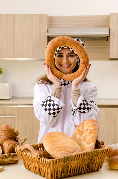Молода жінка-пекарня, що працює на кухні — стокове фото