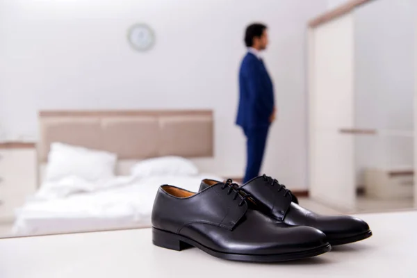 Jeune homme d'affaires beau choisir des chaussures à la maison — Photo