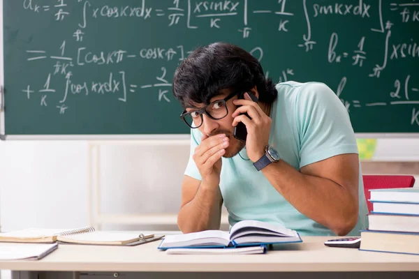 Joven matemático estudiante masculino frente a pizarra —  Fotos de Stock