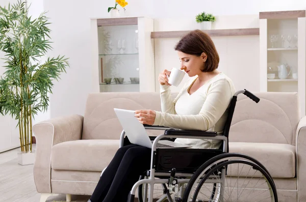 Жінка в інвалідному візку вдома — стокове фото