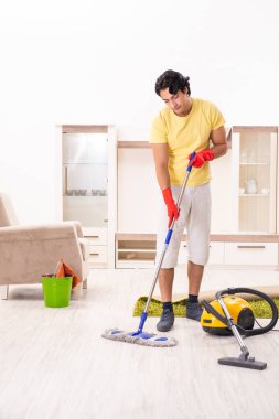 Ev işi yapan genç yakışıklı erkek