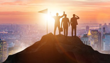 İşadamları başarı ve ekip çalışması kavramı içinde