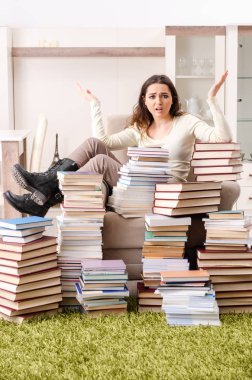 Evde sınava hazırlanan genç bir kız öğrenci.