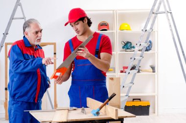 İki profesyonel Müteahhitler evde parke döşeme