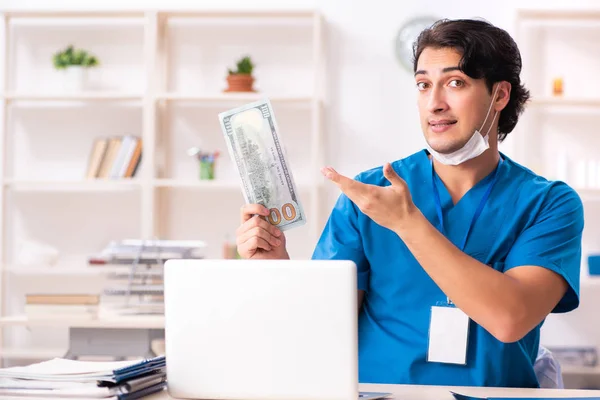 Jonge knappe dokter werkt in de kliniek — Stockfoto