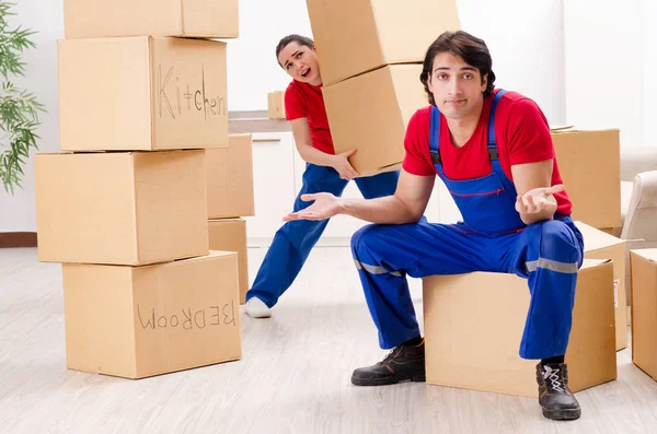Déménageurs professionnels qui déménagent à domicile — Photo