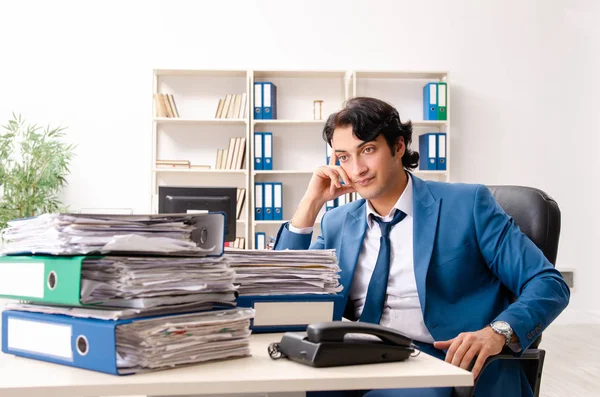 Giovane bel dipendente occupato seduto in ufficio — Foto Stock