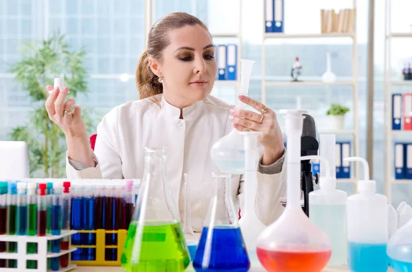 Female chemist working in medical lab — Stock Photo, Image