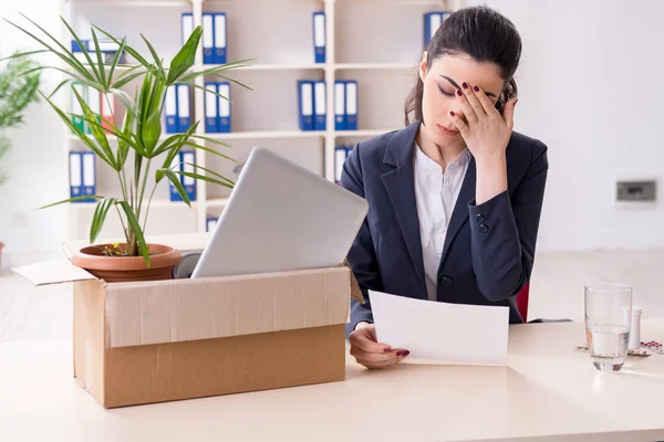 Une jeune employée licenciée de son travail — Photo