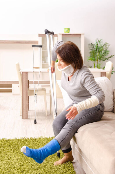 Женщина после автомобильной аварии страдает дома
