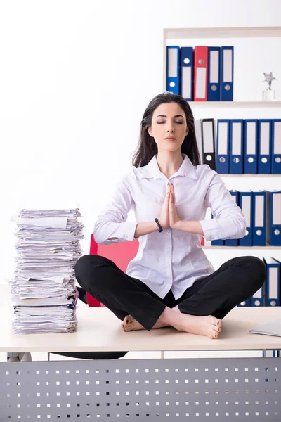 Young female employee doing exercises in the office — Stock Photo, Image