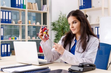 Klinikte çalışan kadın kardiyolog.