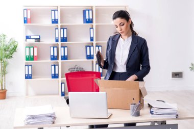 Genç kadın işçiye onu işten ateş olmak