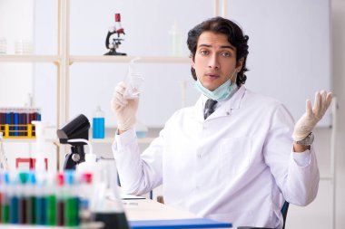 Laboratuvarda çalışan yakışıklı bir kimyager.