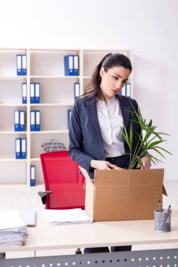 Genç kadın işçiye onu işten ateş olmak