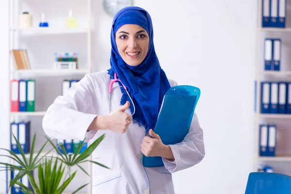 Arabische vrouwelijke arts werkzaam in de kliniek — Stockfoto