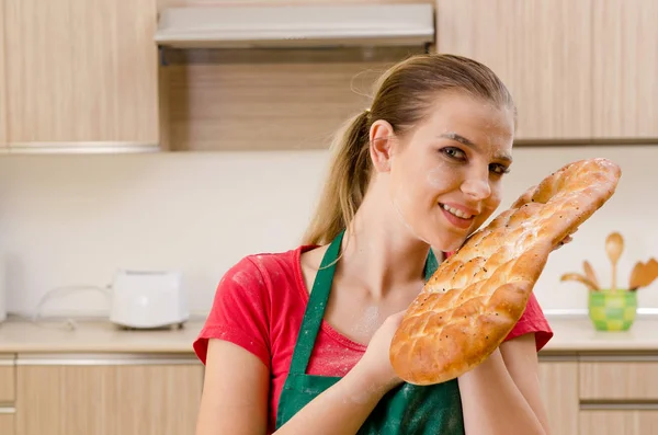 Mutfakta çalışan genç kadın baker — Stok fotoğraf