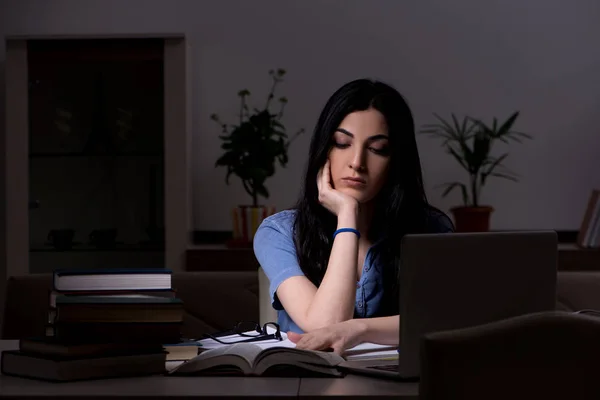 Jovem estudante se preparando para exames à noite — Fotografia de Stock