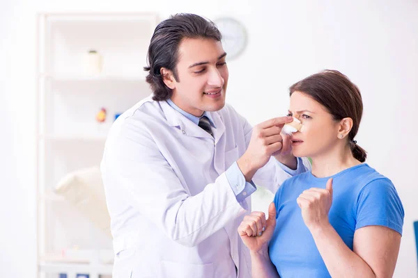 Mujer visitando médico masculino para cirugía plástica — Foto de Stock