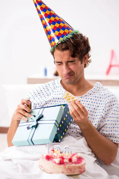 Giovane uomo che festeggia il suo compleanno in ospedale — Foto Stock