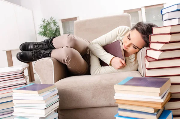 Junge Studentin bereitet sich zu Hause auf Prüfungen vor — Stockfoto