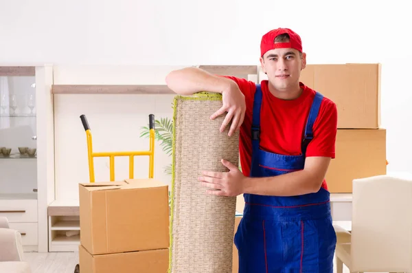 Joven contratista con cajas trabajando en interiores — Foto de Stock