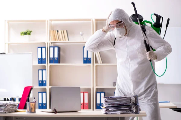 Entrepreneur professionnel faisant la lutte antiparasitaire au bureau — Photo