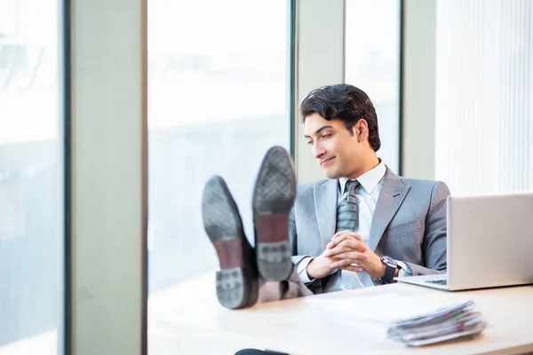 Jovem empresário de sucesso que trabalha no escritório — Fotografia de Stock