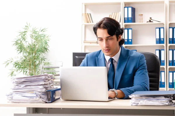 Молодой привлекательный занятой сотрудник, сидящий в офисе — стоковое фото