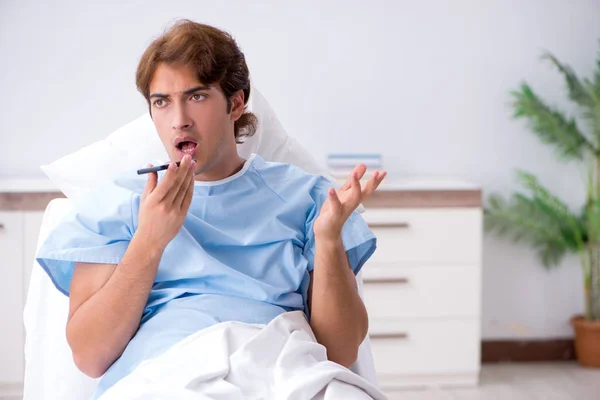 Giovane paziente di sesso maschile sdraiato sul divano in ospedale — Foto Stock