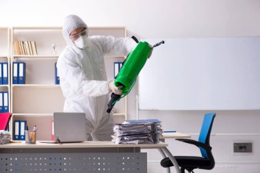Profesyonel müteahhit ilaçlama ofisinde yapıyor