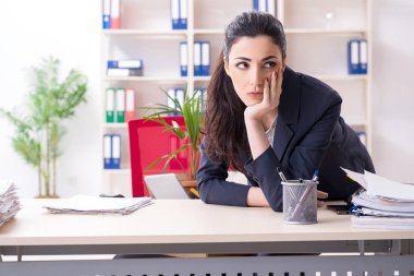 Genç kadın işçiye onu işten ateş olmak