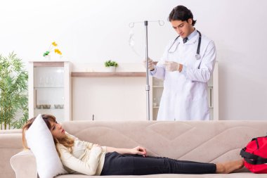 Genç, yakışıklı doktor, kadın hastayı evinde ziyaret ediyor.