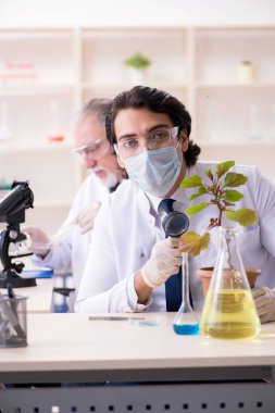 Laboratuvarda çalışan iki kimyager.