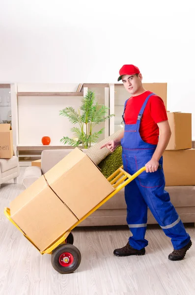 Joven contratista con cajas trabajando en interiores — Foto de Stock