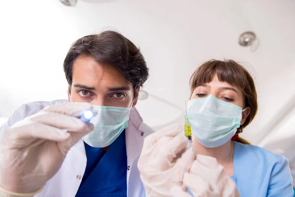 Begreppet behandling av tänder hos tandläkare — Stockfoto